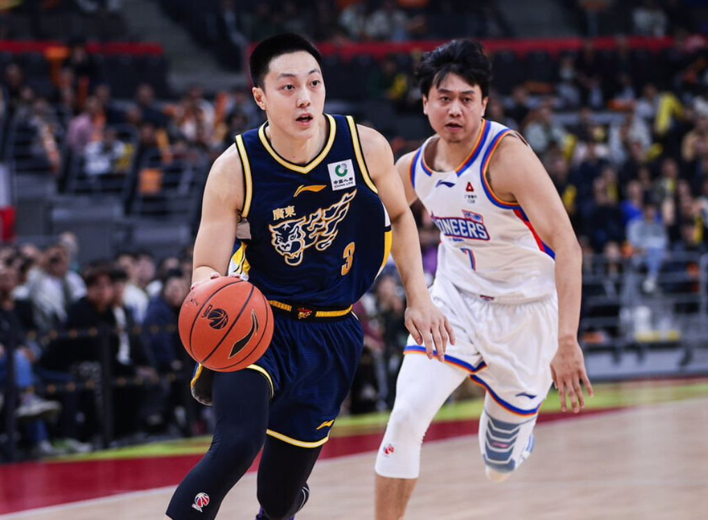 九游游戏中心官网-末节11分！胡明轩只打关键球，率领广东捍卫主场